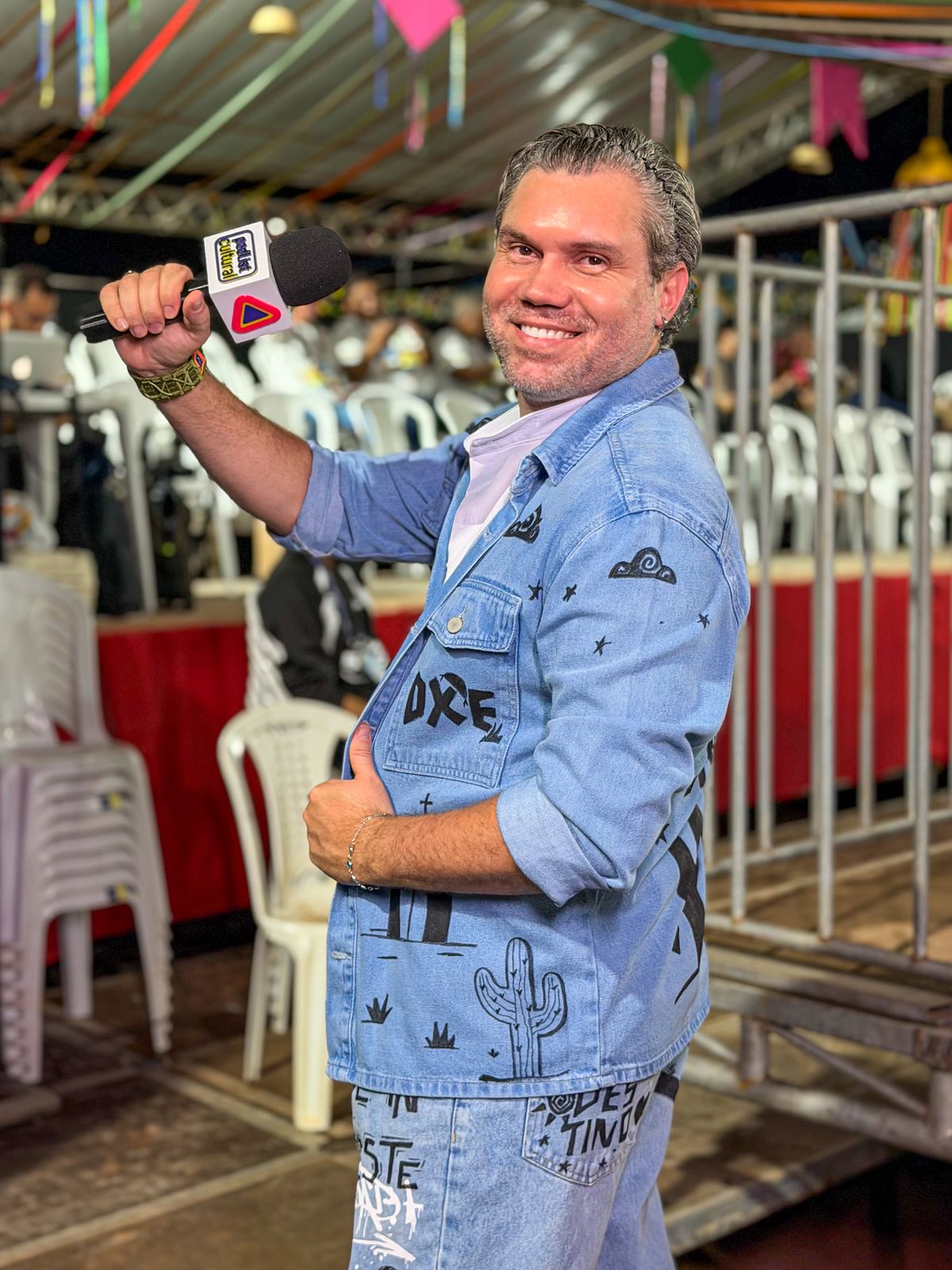 Anderson Vale de jaqueta jeans no Nordestão 2026