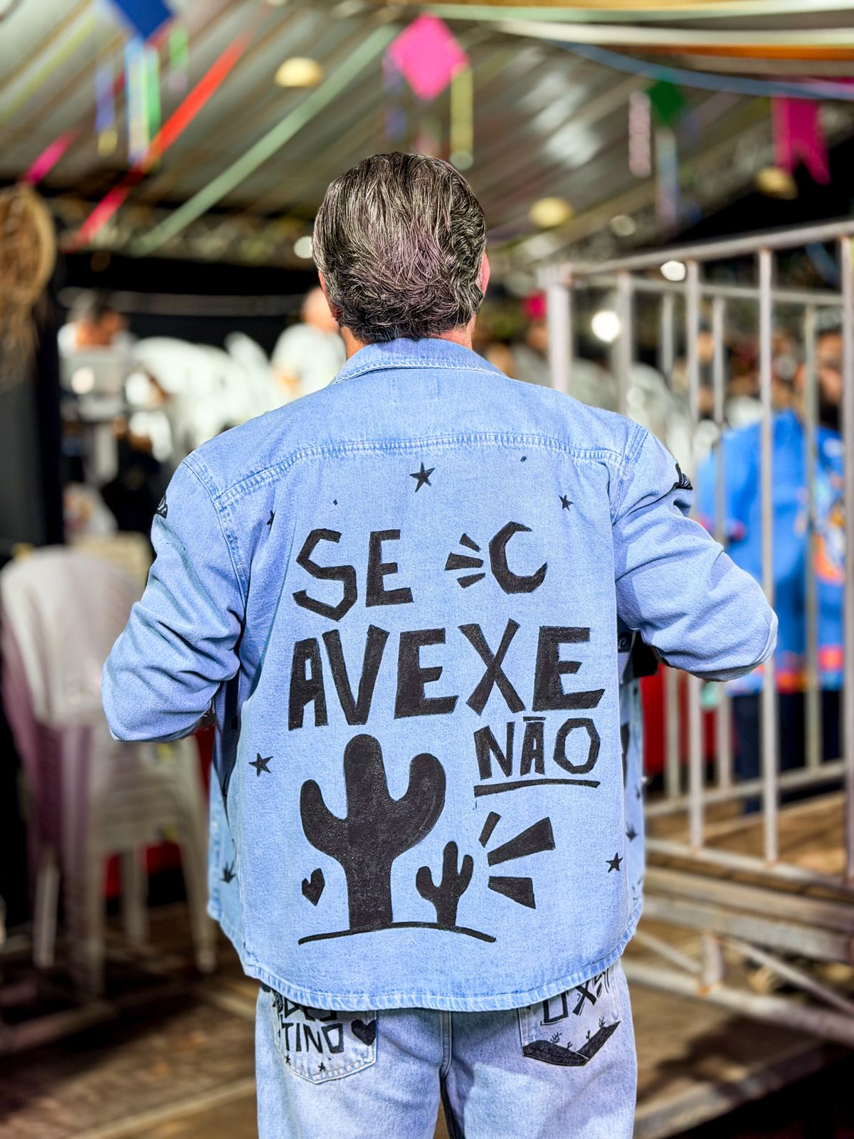 Anderson Vale de jaqueta jeans estampada no Nordestão 2026