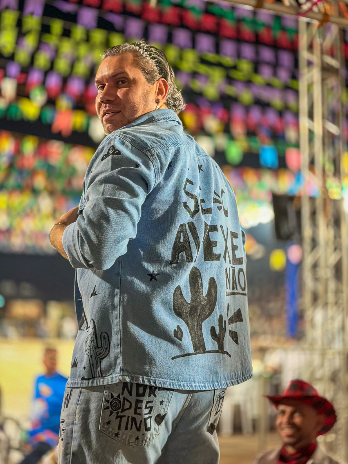 Anderson Vale de jaqueta jeans no Nordestão 2026